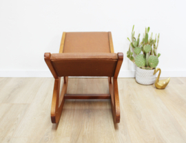 Houten retro schommelbankje . Vintage voetenbankje bruine bekleding.
