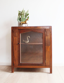 Antiek theekastje met glazen zijkanten. Houten vintage kastje