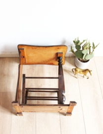 Houten vintage krantenbak met tafeltje.  Antieke (?) lectuurbak / magazine holder