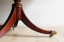 Vintage tafel met op messing klauwpoten met wieltjes eronder. Houten eettafel