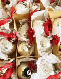 Set van 20 glazen vintage kerstballen. Antieke zilveren kerstversiering, o.a. deukballen