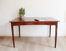Vintage eettafel met uitschuifbaar blad. Houten retro design tafel.