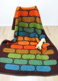 Gekleurde retro deken van dralon. Bruine vintage sprei/ plaid met groovy patroon