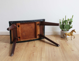 Vintage voetenbankje met zwarte bekleding. Houten retro kruk/luiwammes
