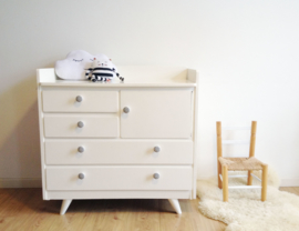 Witte vintage commode uit de jaren 60. Houten retro kast met zwart/witte knoppen.