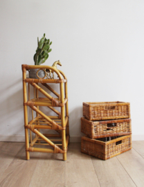 Rotan vintage kastje met 3 lades. Boho nachtkastje / retro ladekast