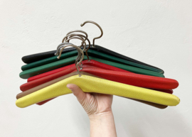 8 vintage kledinghangers van skai leer. Set retro kleerhangers
