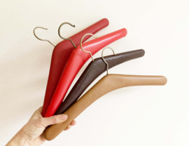 4 vintage kledinghangers, skai leer. Set retro kleerhangers / kapstokjes