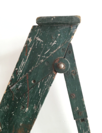 Originele houten vintage trap. Grote groene schilders ladder.