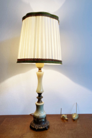 Vintage lamp op albast/marmeren voet. Kitsch tafellamp met geplooide kap.