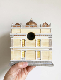 Lemax First National Bank. Keramieken huisje /  ornament / kerstdorp