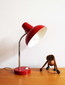 Rode retro bureaulamp. Vintage lampje met buigbare poot