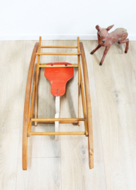 Houten vintage schommelpaard. Retro wiebel dier.
