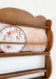 Houten vintage bordenrekje. Brocante rek voor aan de muur.