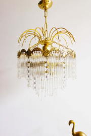 Goudkleurige vintage kroonluchter met lange pegels. Hollywood Regency hanglamp