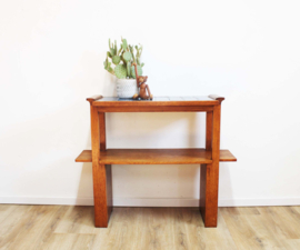 Houten vintage side table met blauwe tegels. Retro tafel