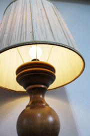 Grote houten vintage tafellamp met crèmekleurige kap. Retro lamp