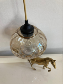 Klein vintage hanglampje van gebobbeld glas. Glazen retro lampje.