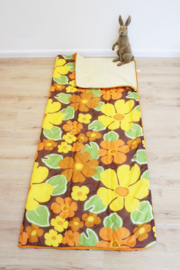 Vintage slaapzak met seventies patroon. Retro sprei in geel/bruin/oranje