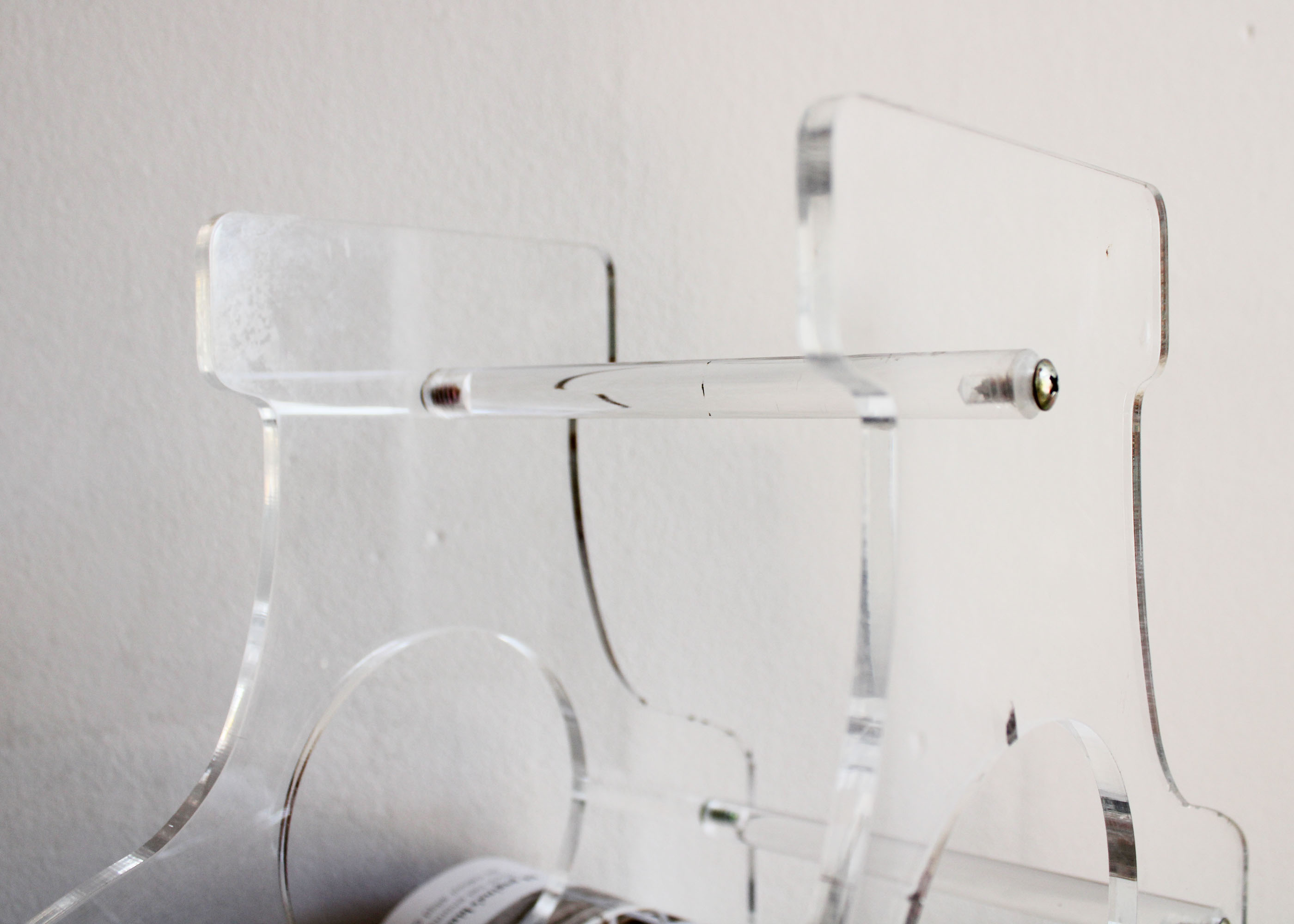 Plexiglazen vintage wijnrek. Retro flessenrek / organizer