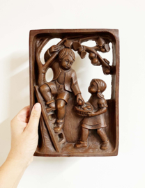 Vintage wandpaneel, 2 kinderen die appels plukken. Retro plaquette - herfst