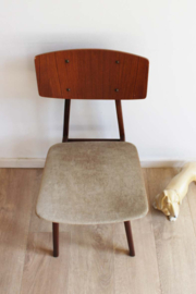Houten vintage stoeltje. Mid Century retro slaapkamer stoel