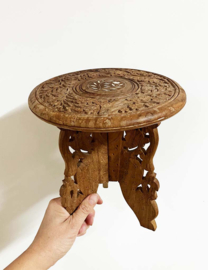 Klein handgesneden tafeltje uit India. Houten vintage plantentafel