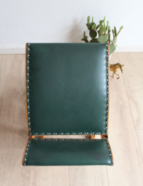 Vintage voetenbankje met groene skai bekleding. Houten retro schommelbankje