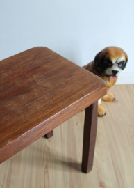 Houten robuuste vintage bijzettafel. Massieve brutalist plantentafel