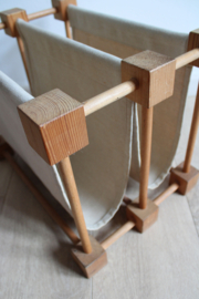 Houten vintage krantenbak. Retro lectuurbak / magazine holder