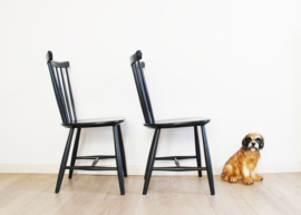 2 Scandinavische vintage spijlenstoelen. Zwarte houten retro stoelen, Hagafors?