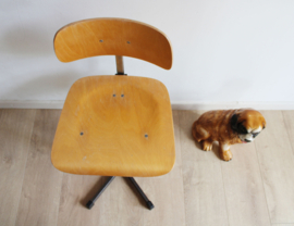 Industriële retro tekenstoel. Vintage atelier / werkplaats stoel