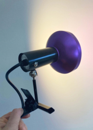 Vintage klemspot van Delight Leuchten. Retro lampje met paarse kap.