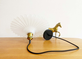 Wit vintage hanglampje van geribbeld glas. Glazen retro lampje