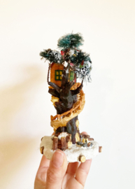 Gezellige boomhut voor in je kerstdorp. Kersthuisje / Kerst ornament