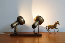 Houten vintage lamp met twee spotjes. Retro design wandlamp