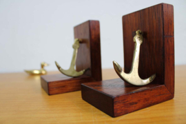 Set houten vintage boekensteunen met ankers en nautische presse papier.