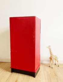 Knal rode vintage kledingkast voor de pop. Houten retro nachtkastje
