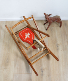 Houten vintage schommelpaard. Retro wiebel dier.