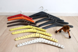 13 vintage kledinghangers van skai leer. Set retro kleerhangers o.a. met studs