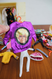 Vintage kledingkast voor Sindy (of Barbie) met inhoud. Retro speelgoed kast