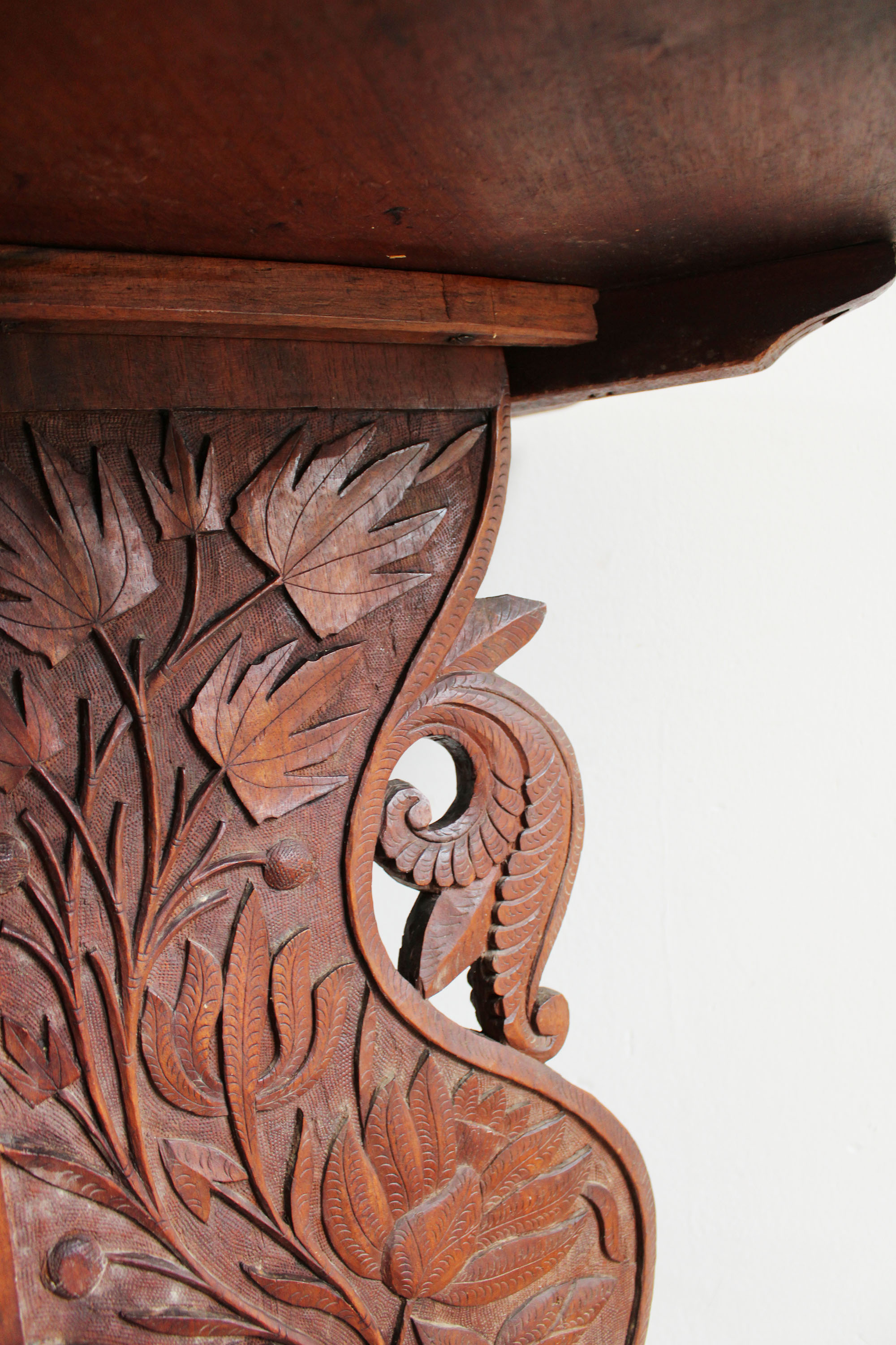 Prachtig Oosters tafeltje met houtsnijwerk. Houten vintage Boho bijzet tafel.