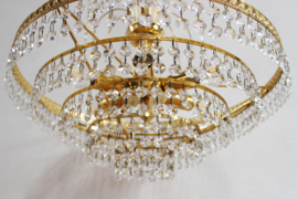 Grote vintage kroonluchter met pegels. Goudkleurige Hollywood Regency hanglamp