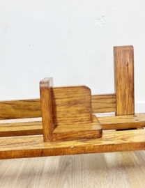 Brutalist wandplank met boekensteun. Houten vintage boekenplank