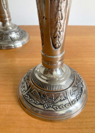 Set zilverkleurige vintage kandelaars. Twee antieke (?) kaarsen houders
