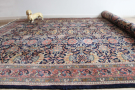 Groot handgeknoopt Oosters kleed met bloemen. Vintage boho tapijt / vloerkleed
