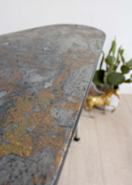 Houten vintage bijzettafel. Retro tafeltje met zwart/goud blad.