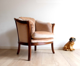 Vintage fauteuil bekleed met licht bruin velvet. Antieke velours stoel