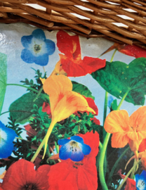 Rieten vintage dienblad met bloemen. Retro presenteerblad.