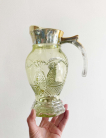 Glazen vintage karaf met ananassen. Antieke schenkkan / waterkan van geel glas